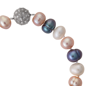 Delicate pearl bracelet with crystal clasp