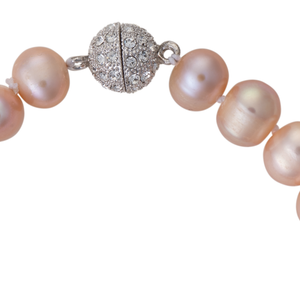 Delicate pearl bracelet with crystal clasp