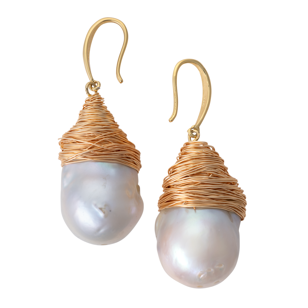 Gold wire biwa pearl earring