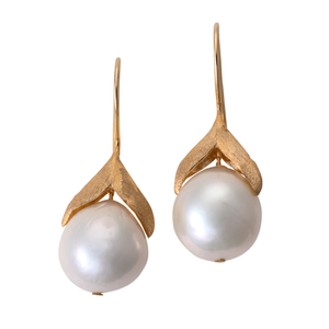 Hanging pearl earring on gold bloom