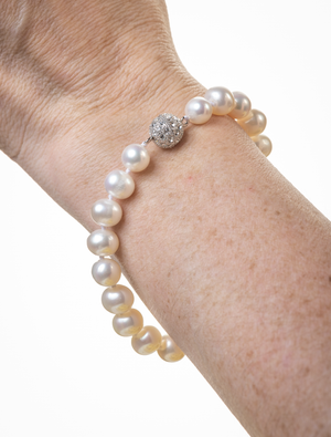 Delicate pearl bracelet with crystal clasp