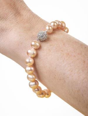 Delicate pearl bracelet with crystal clasp